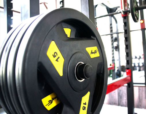 Набор 140 кг.черных олимпийских обрезиненных дисков AeroFit AFPLC 5-25KG с 3-мя хватами. Посадочное кольцо из нержавеющей стали