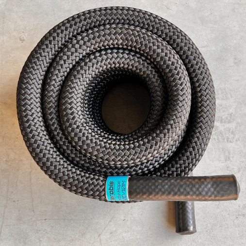 Тренировочный канат AEROBIS Battle Rope V2, длина 10 м, диаметр 40 мм, вес 9,4 кг, черный Тренировочный канат AEROBIS Battle Rope V2, длина 10 м, диаметр 40 мм, вес 9,4 кг, черный