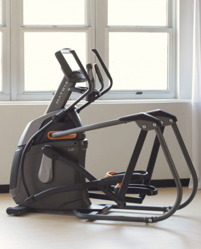 Домашний эллиптический эргометр Matrix A50XIR с 16-дюймовым сенсорным дисплеем и автоматическим изменением длины шага