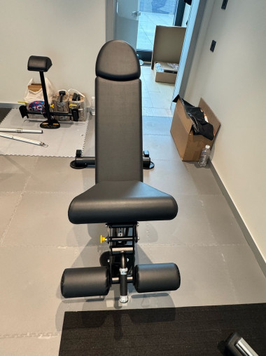 Универсальная скамья с изменением наклона HOIST CF-3165 (цвет рамы черный, обивка: черная)