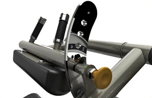 Угол между спинкой и валиком-опорой такой, что не создается излишнего давления на заднюю поверхность ног.