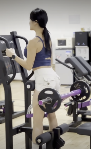 Тяга бедра стоя серии Peach Builder PB402 тренажер на свободных весах